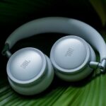 Tai nghe JBL Live 680NC đặt trên nền sáng, thể hiện thiết kế on-ear trẻ trung