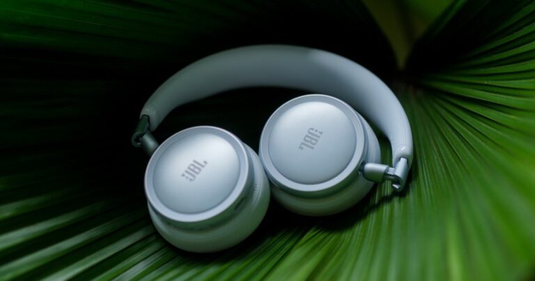 Tai nghe JBL Live 680NC đặt trên nền sáng, thể hiện thiết kế on-ear trẻ trung