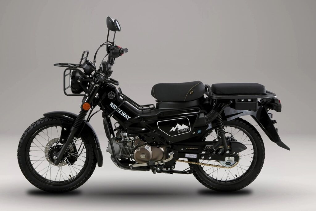 AJS Ridgeway 125 nhìn từ bên hông với ống xả đặt cao