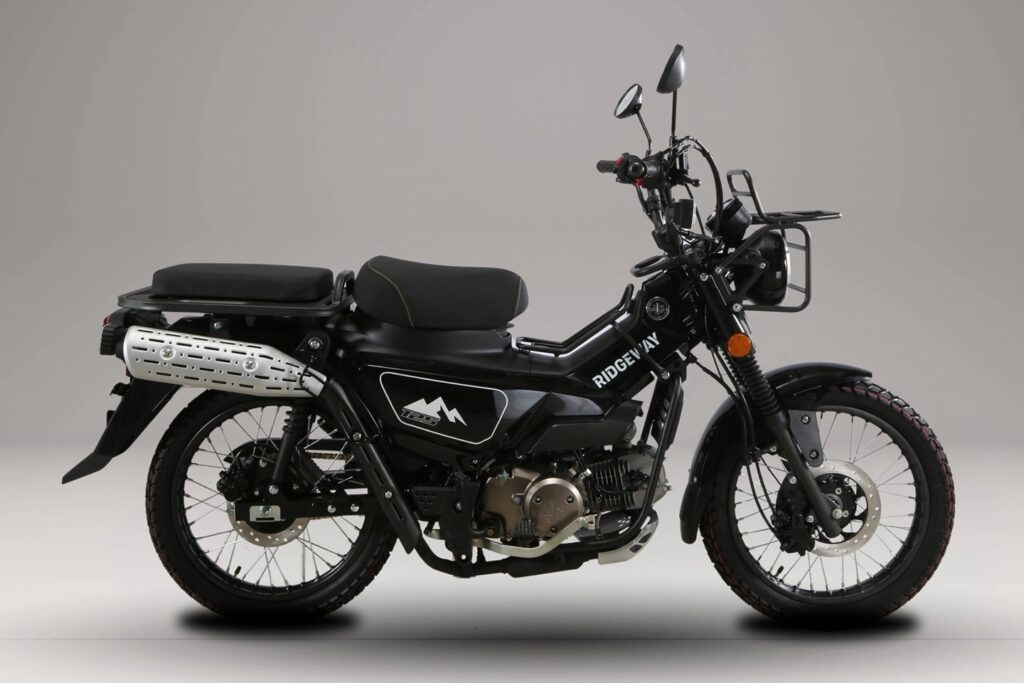 Yên sau AJS Ridgeway 125 được gập thành mặt sàn chở hành lý