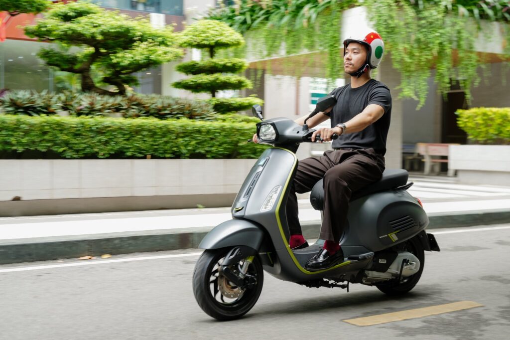 Vespa Sprint Tech 180cc với tem thân xe và đường kẻ thể thao