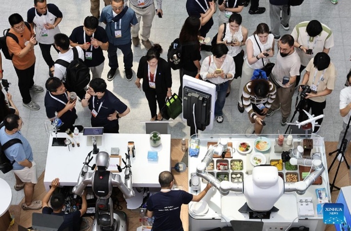 Robot hình người được trưng bày trong không gian triển lãm công nghệ AI tại Trung Quốc