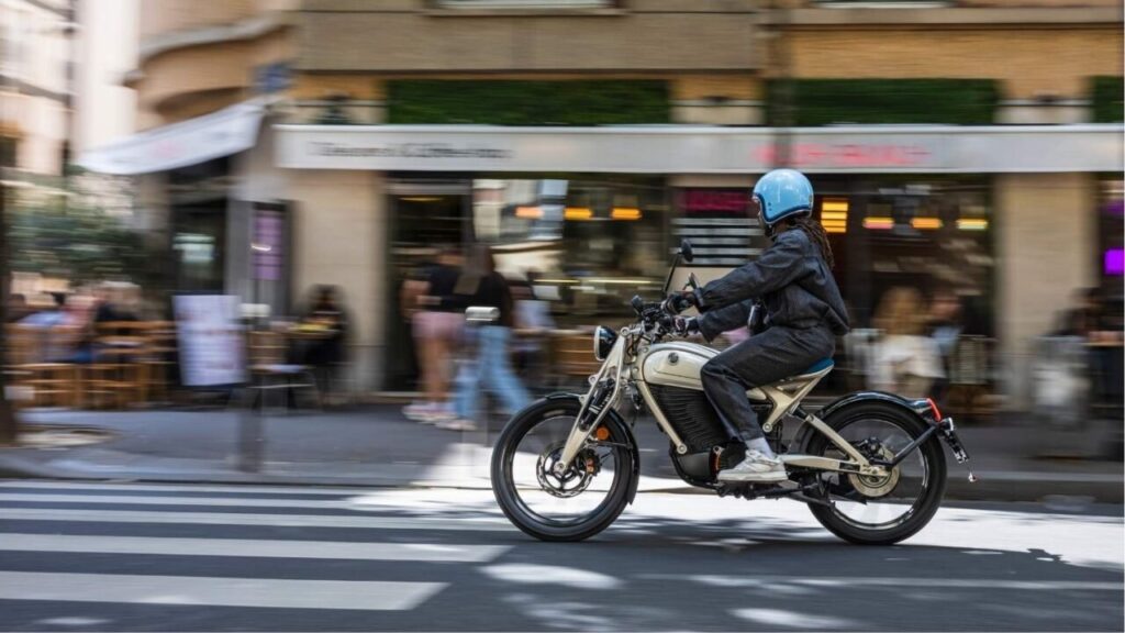 Royal Enfield Flying Flea C6 vận hành trên đường phố đô thị