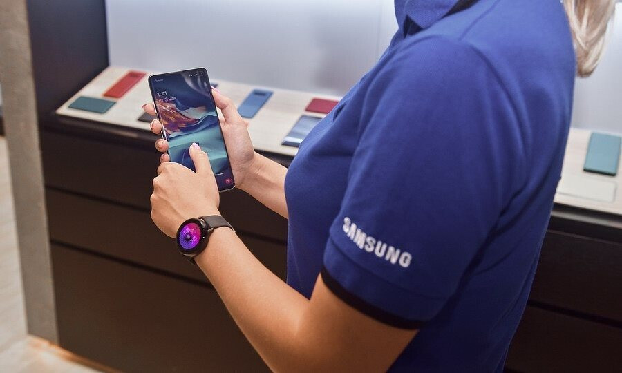 Người dùng kiểm tra tài khoản Samsung trên một mẫu điện thoại Galaxy