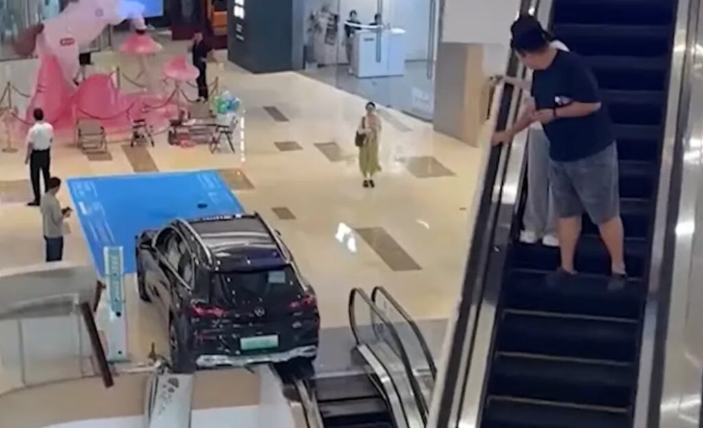Phần gầm chiếc Mercedes lộ ra ở tầng bên dưới trung tâm thương mại