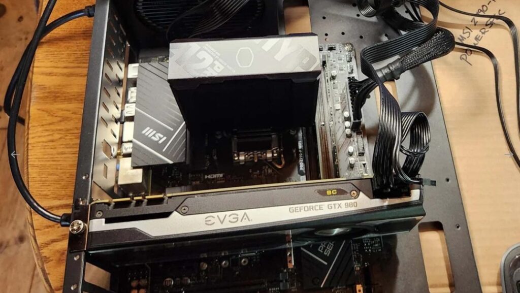 Mainboard MSI được đặt trong hộp của một mẫu ASUS ROG khác
