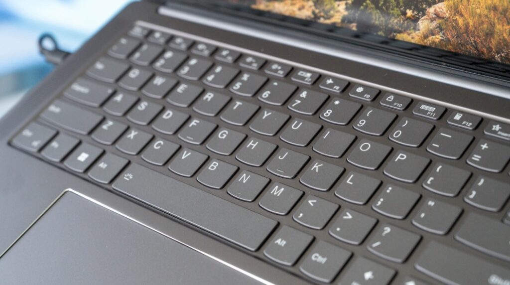 Bàn phím laptop có vị trí phím Copilot thay cho phím Ctrl phải