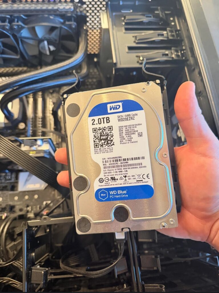 Ổ cứng WD Blue và SSD Samsung được tìm thấy trong khu thu gom