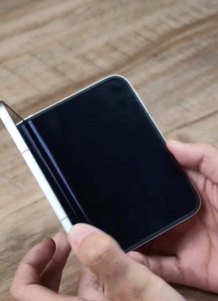 Màn hình trong của Xiaomi 18 Fold tắt giữa quá trình mở máy