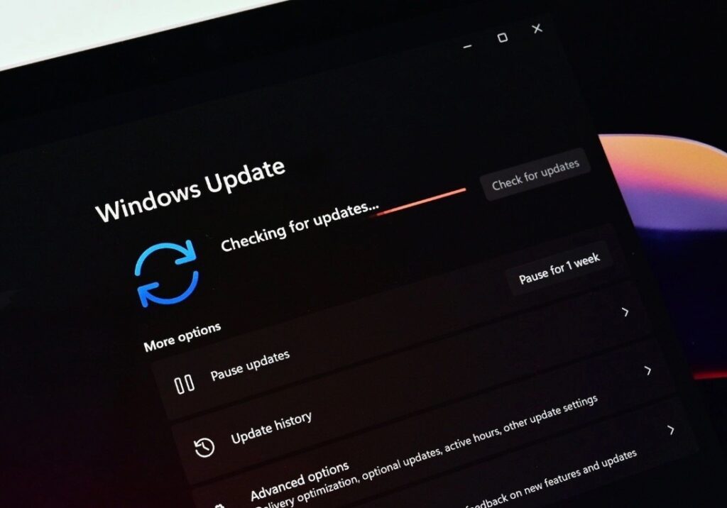 Máy tính xách tay đang mở trang Windows Update
