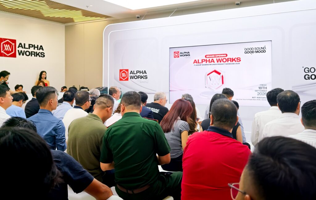 Khách tham quan trải nghiệm loa và tai nghe tại showroom Alpha Works