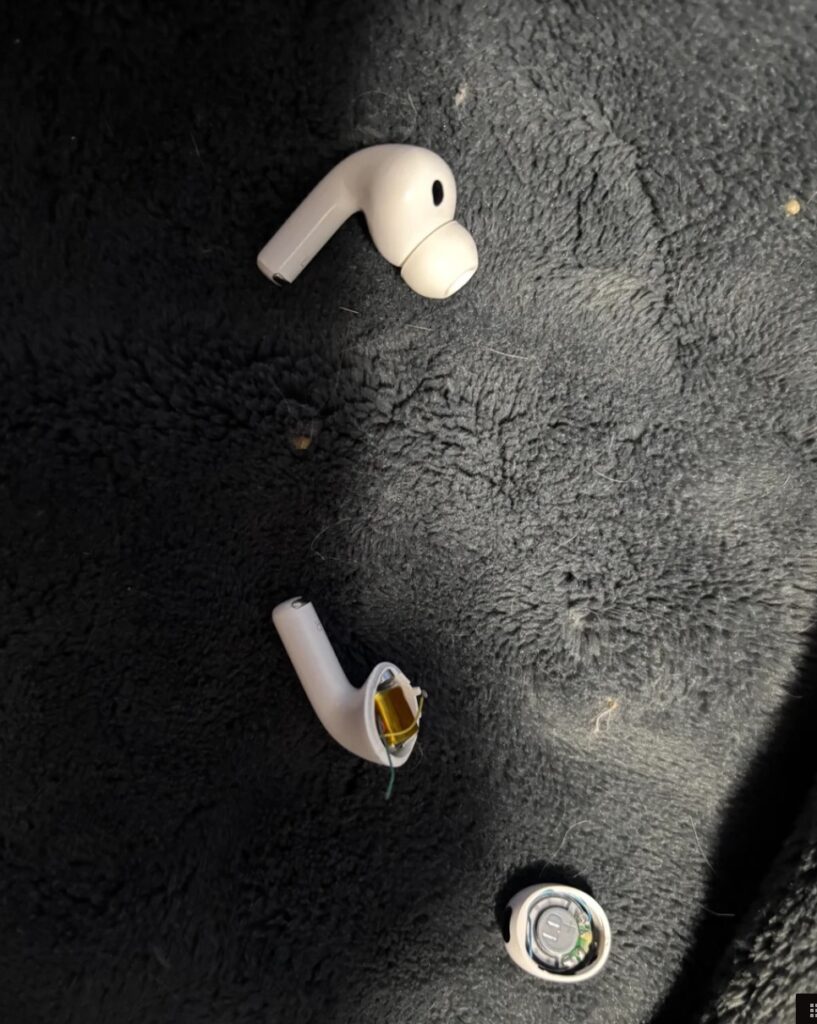 Viên pin hình vuông bên trong mẫu AirPods bị nghi là hàng giả