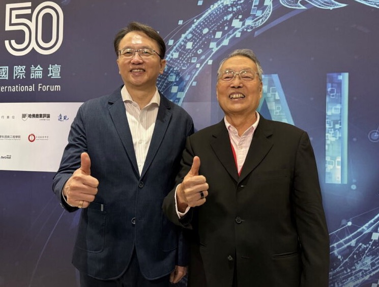 Các linh kiện máy tính như RAM và SSD được minh họa trong bối cảnh nguồn cung biến động