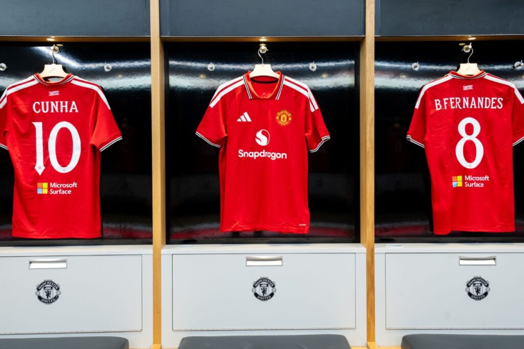 Logo Snapdragon trên mặt trước áo đấu của Manchester United