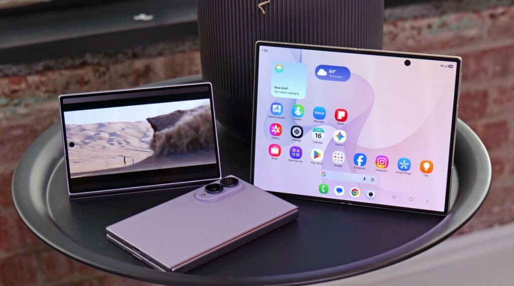 Điện thoại gập Android hiển thị giao diện màn hình rộng