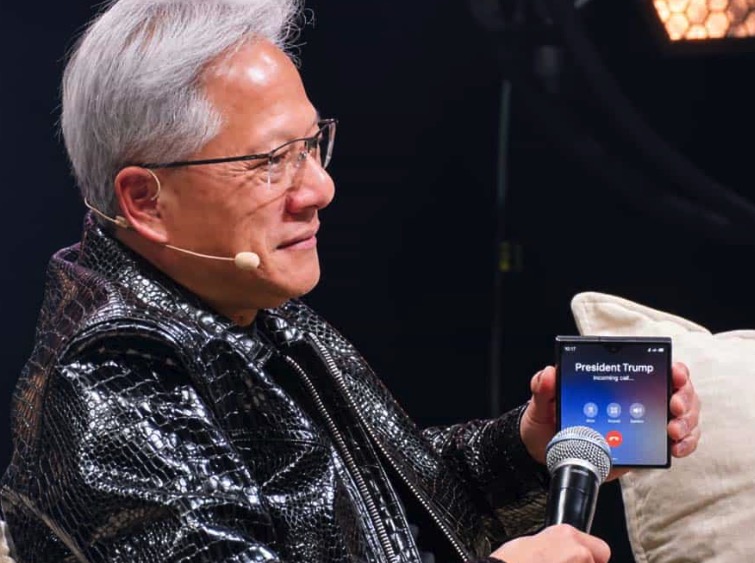 Jensen Huang nhận cuộc gọi trên một chiếc Galaxy Z Fold8