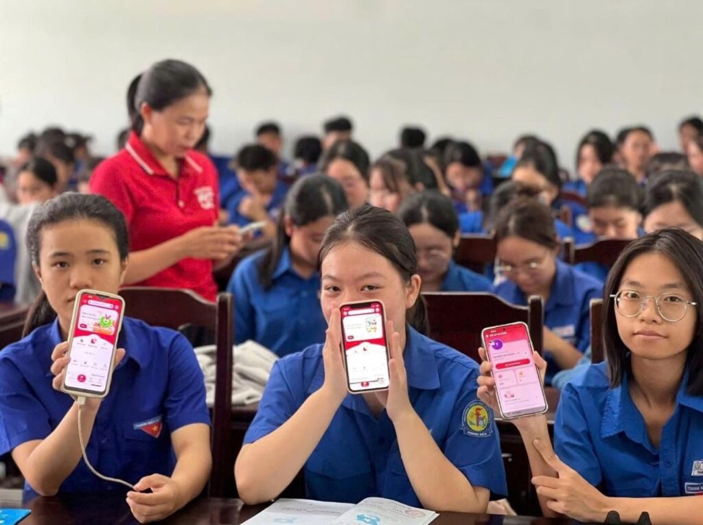 Phụ huynh kiểm tra thông tin học phí và hồ sơ nhập học trên điện thoại