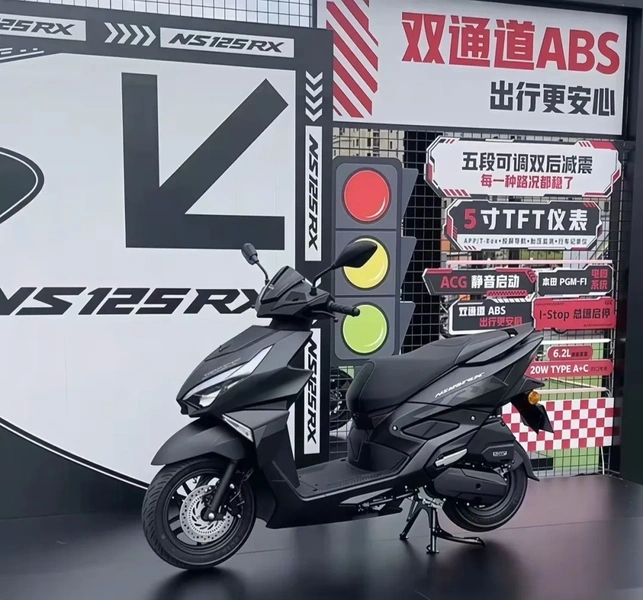 Honda NS125FX nhìn từ bên hông với thiết kế góc cạnh