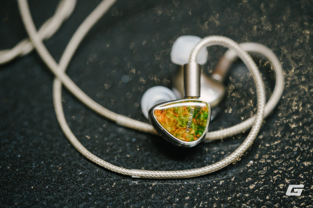 Các phụ kiện đi kèm SIVGA Lyrebird được sắp xếp trên bàn
