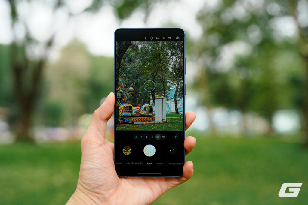 Các mẫu smartphone Ultra được đặt cạnh nhau trong bối cảnh giới thiệu sản phẩm