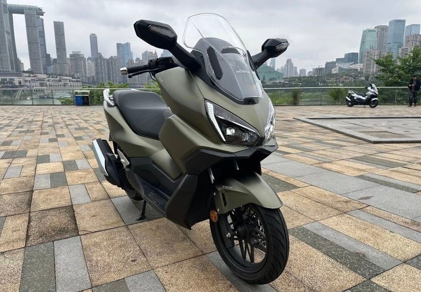 Honda NWZ150 di chuyển trên đường với phong cách xe touring