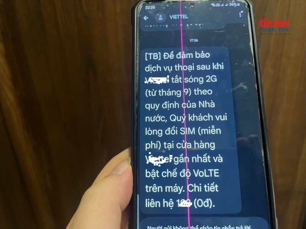 Người dùng kiểm tra tùy chọn mạng di động trong phần cài đặt điện thoại