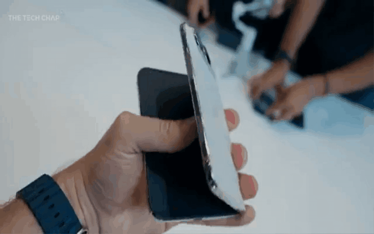 iPhone Duo mở ra, lộ màn hình trong kích thước lớn