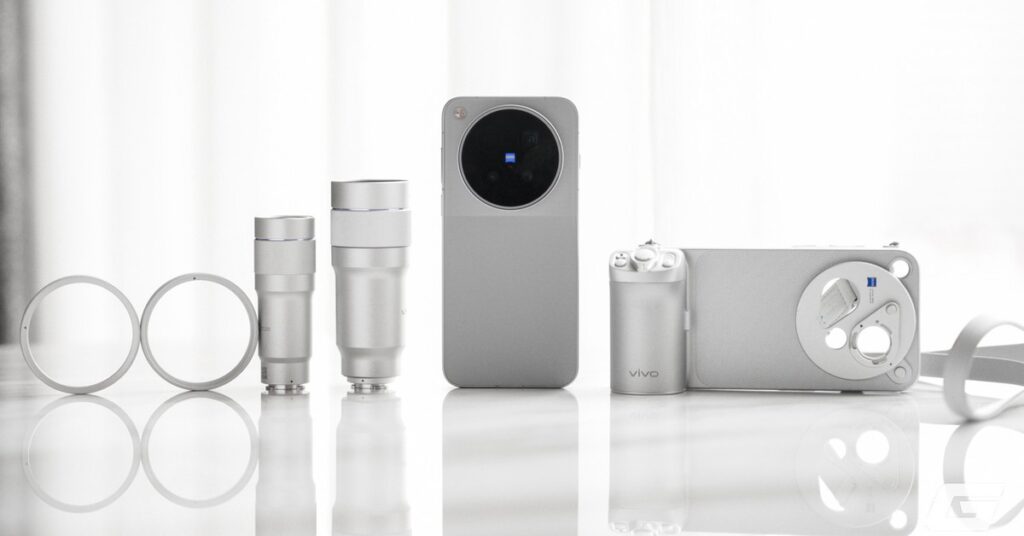 vivo X500 Pro Max màu bạc đặt cạnh củ sạc nhanh và ốp lưng