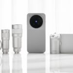 vivo X500 Pro Max màu bạc đặt cạnh củ sạc nhanh và ốp lưng