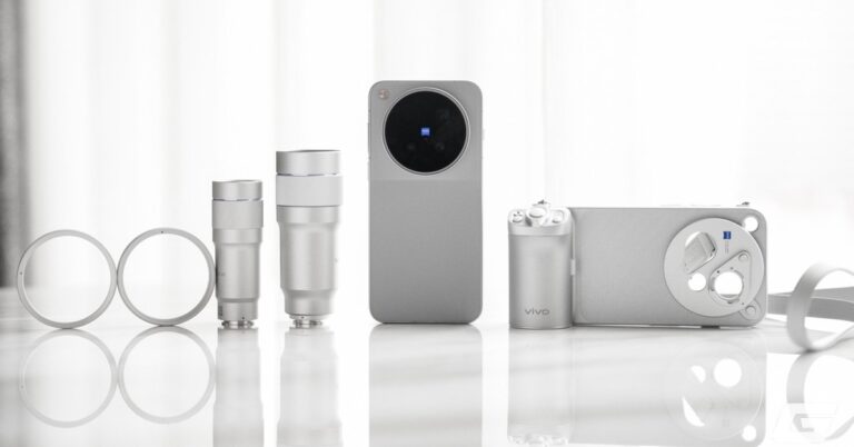 vivo X500 Pro Max màu bạc đặt cạnh củ sạc nhanh và ốp lưng