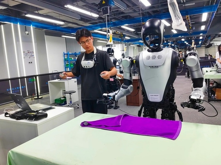 Chuyên gia dùng bộ điều khiển hướng dẫn robot gấp khăn