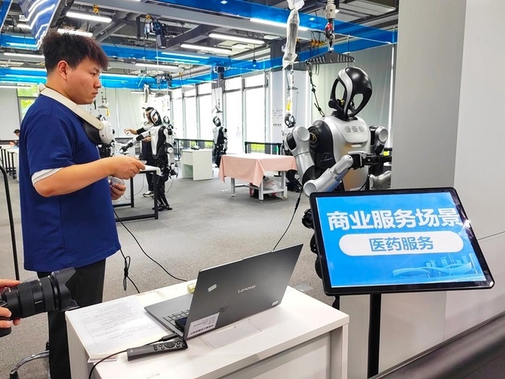 Chuyên gia mô phỏng cách robot mua thuốc tại hiệu thuốc