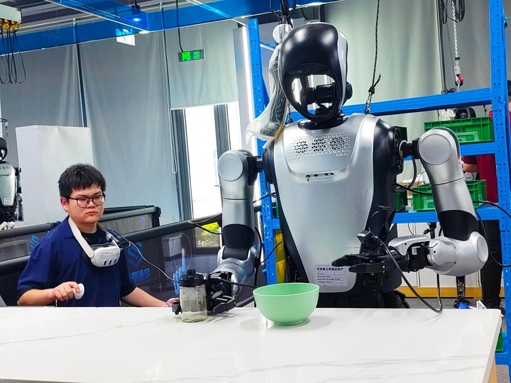 Robot được hướng dẫn thực hiện những bước nấu món ăn đơn giản