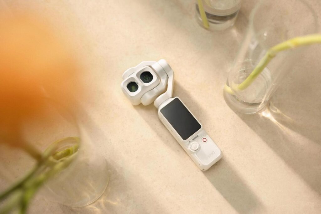 Cận cảnh thân máy DJI Osmo Pocket 4P với bề mặt ánh mica