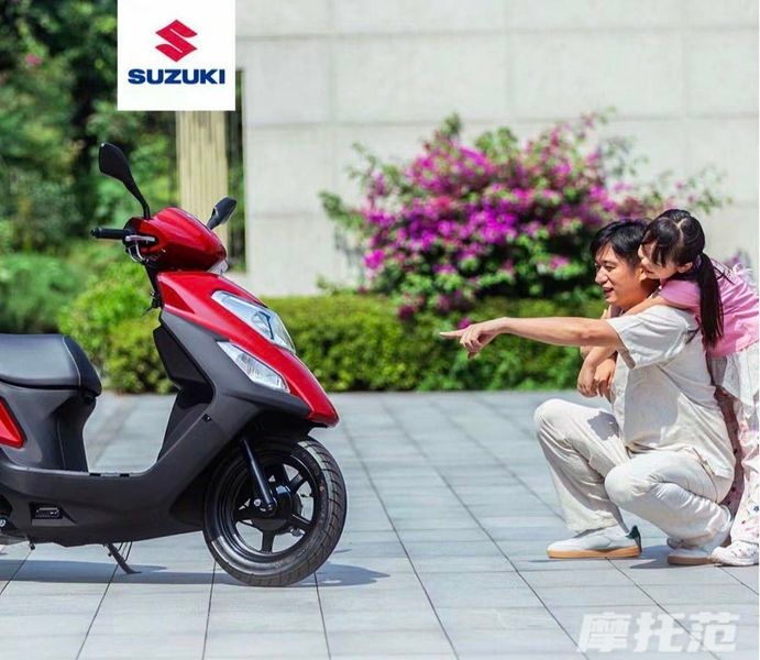 Phần thân xe Suzuki UM125 với dòng chữ nhận diện trên ốp hông