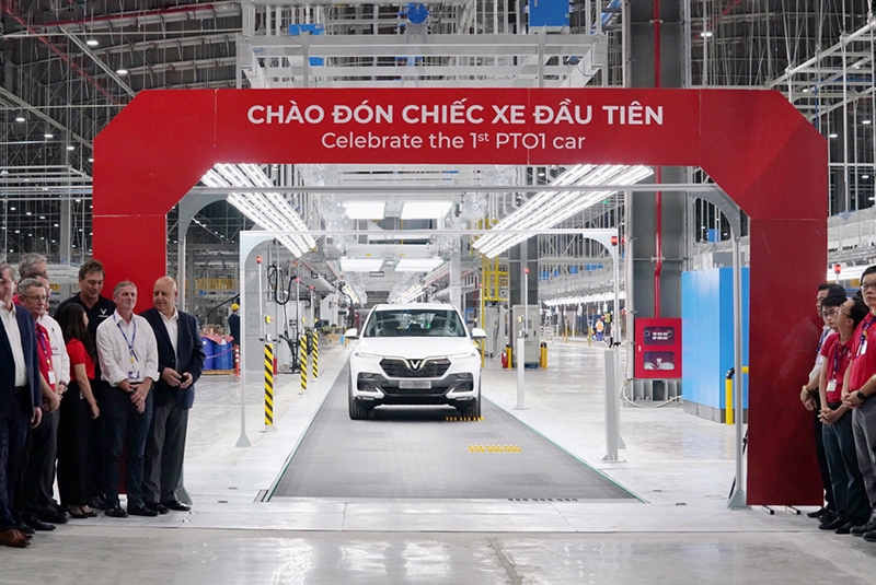 Lô xe VinFast VF 8 chuẩn bị rời cảng Hải Phòng