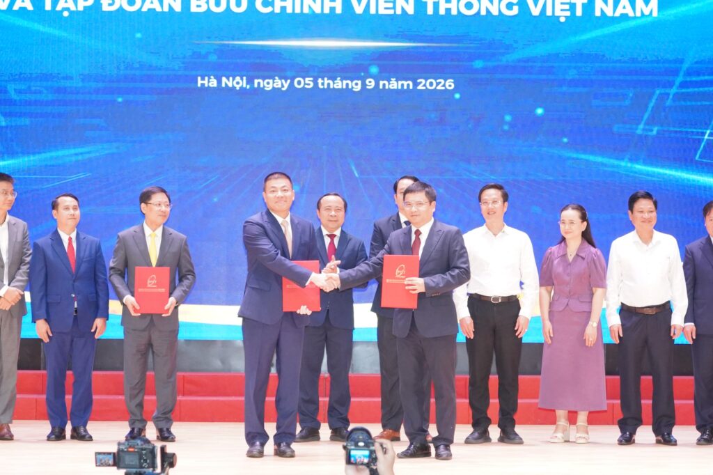 Các đại biểu tham dự sự kiện hợp tác giữa VNPT và Học viện Công nghệ Bưu chính Viễn thông
