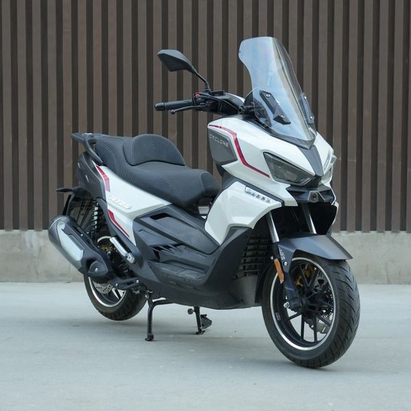 Mẫu scooter 250cc xuất hiện trong không gian trưng bày