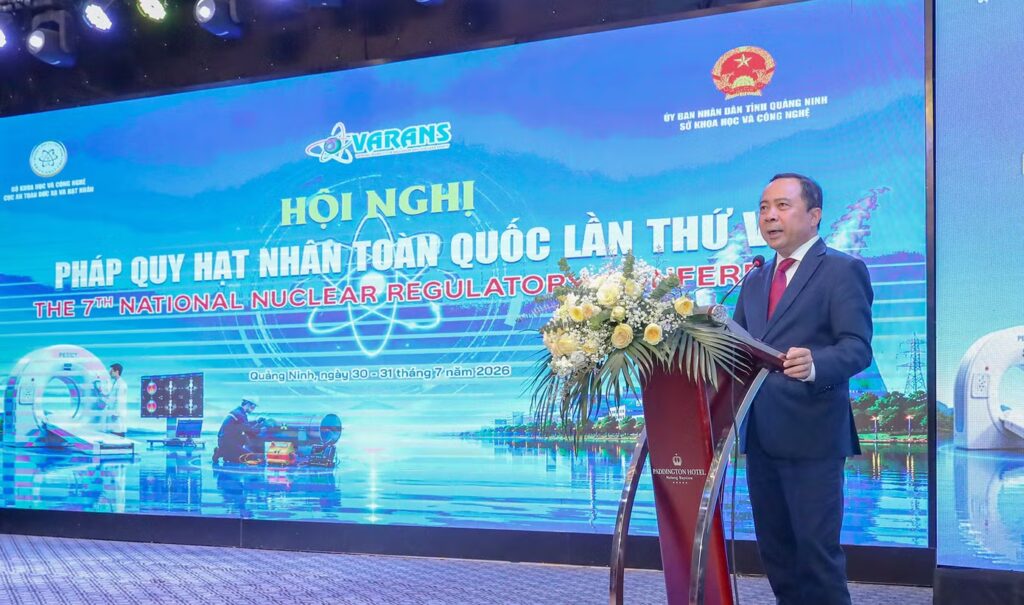 Đại diện EVN trình bày tham luận về dự án điện hạt nhân Ninh Thuận 1
