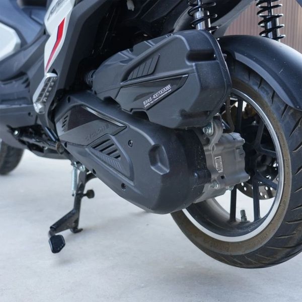 Khu vực tay lái và các nút điều khiển của mẫu scooter