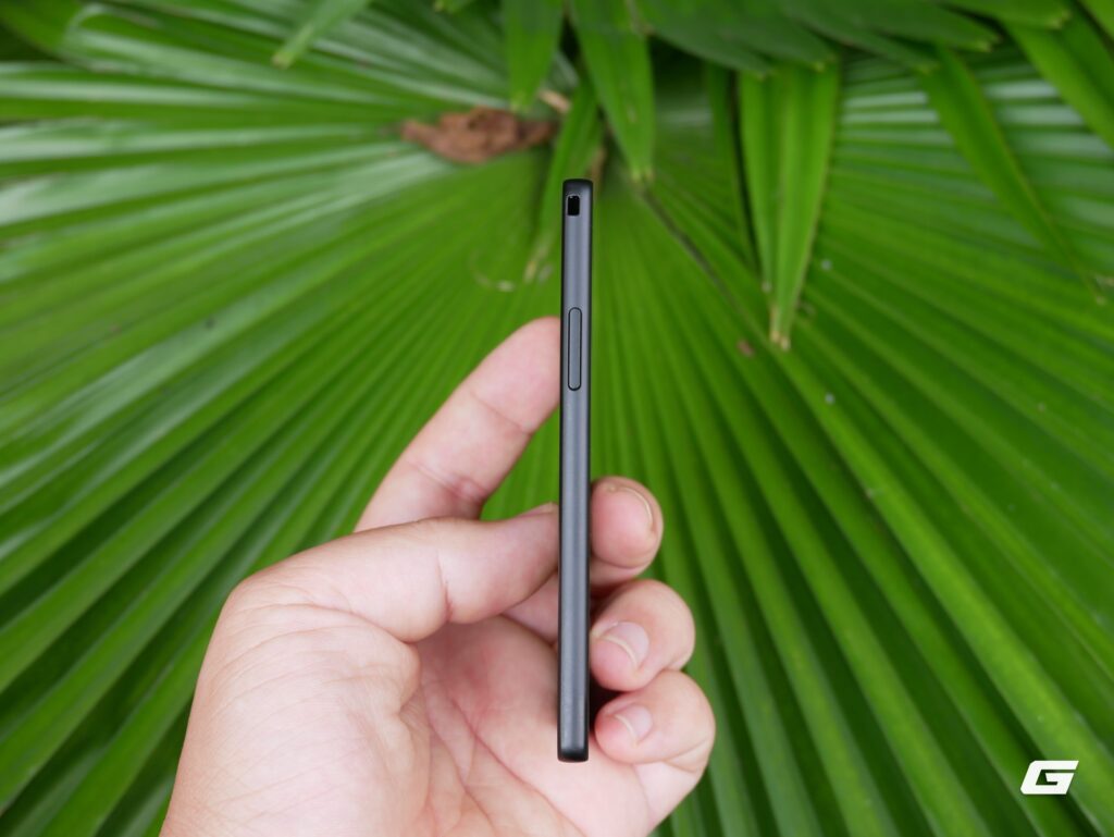 XTEINK X4Pro hiển thị trang sách với đèn nền trong phòng tối