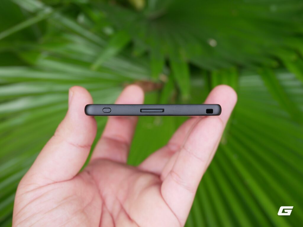 Màn hình cảm ứng của XTEINK X4Pro đang mở nội dung đọc