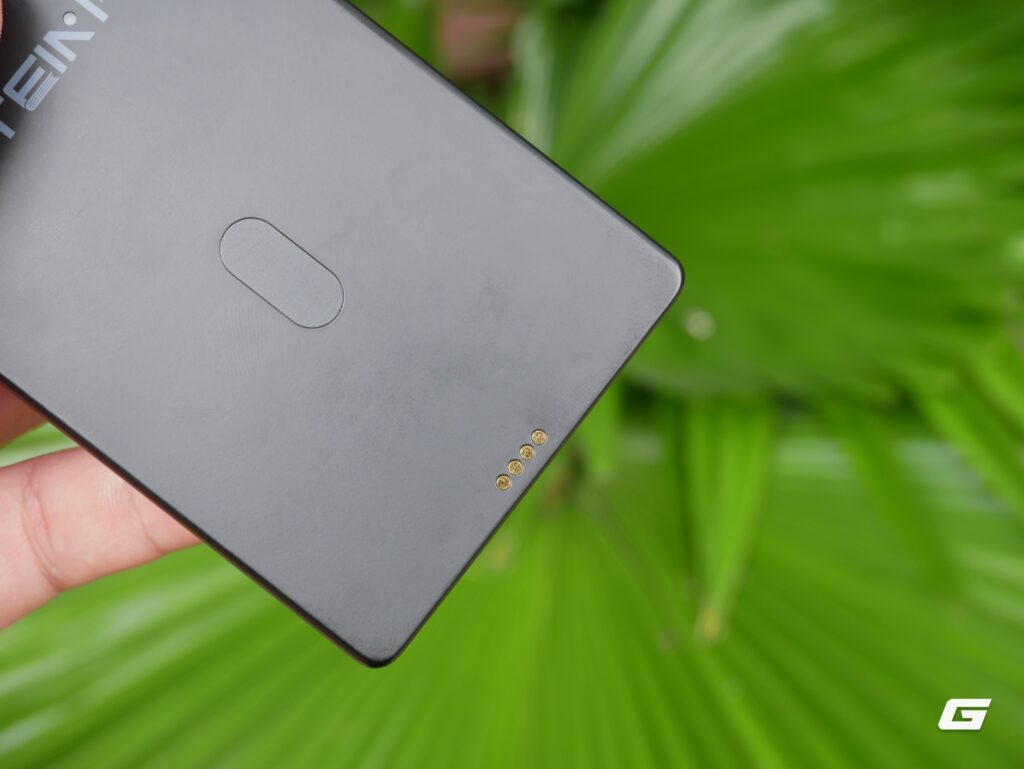 XTEINK X4Pro nằm gọn trong lòng bàn tay