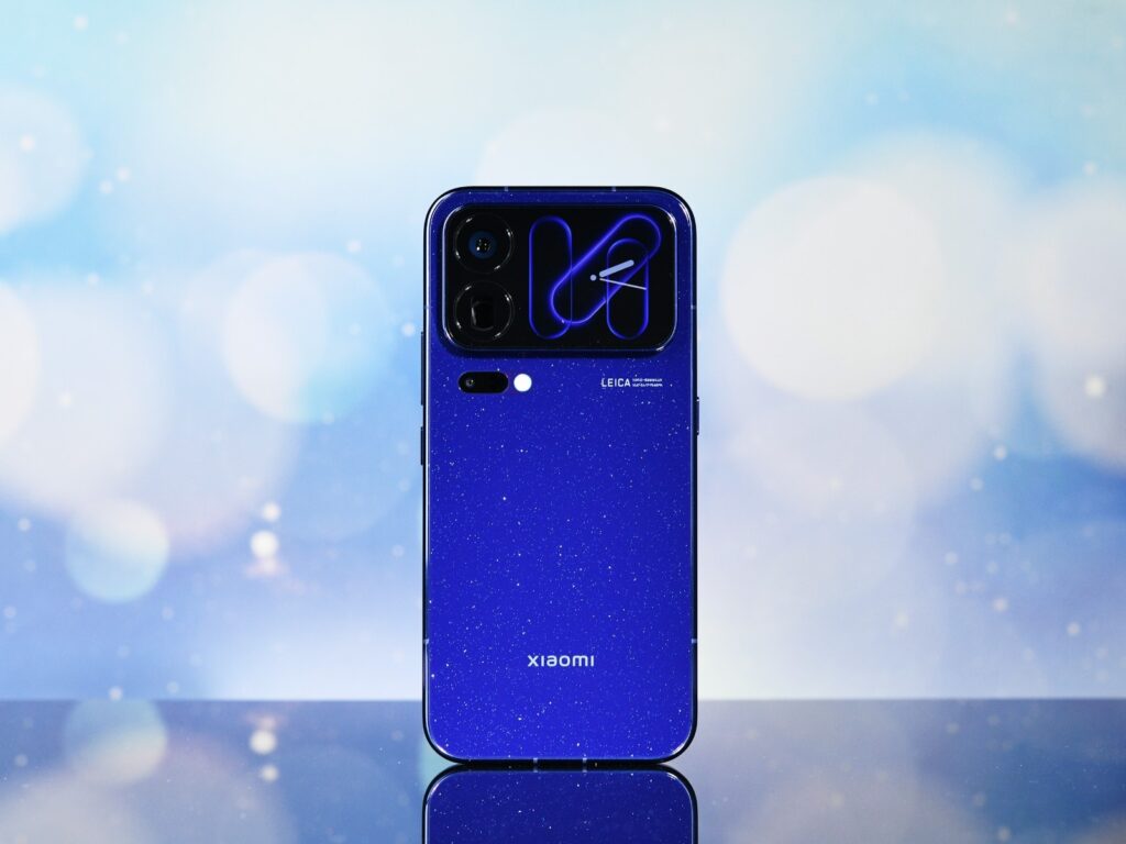 Mặt lưng Xiaomi 18 Pro Max lấp lánh dưới ánh sáng mạnh