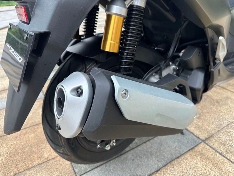 Khu vực tay lái và màn hình TFT của Honda NWZ150