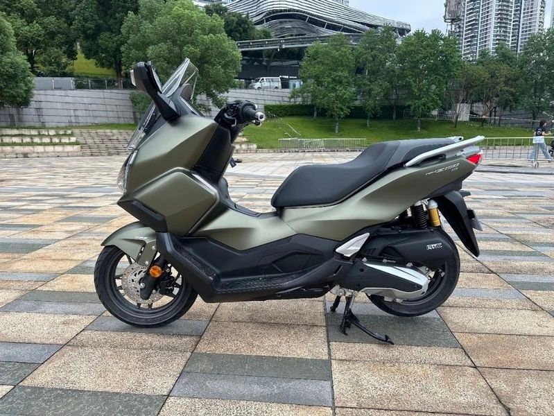 Kính chắn gió chỉnh điện trên Honda NWZ150