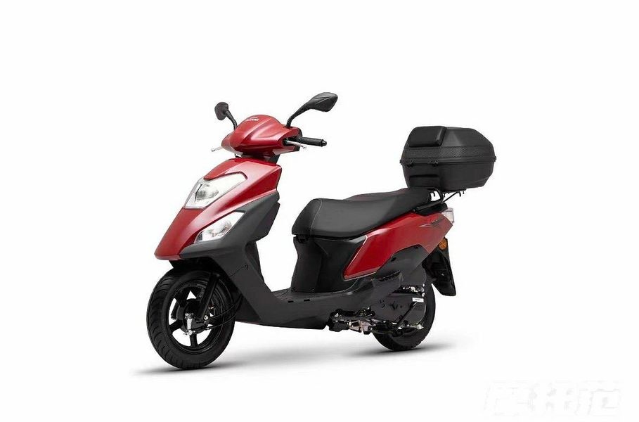 Mẫu Suzuki UM125 trang bị thùng sau và khung bảo vệ