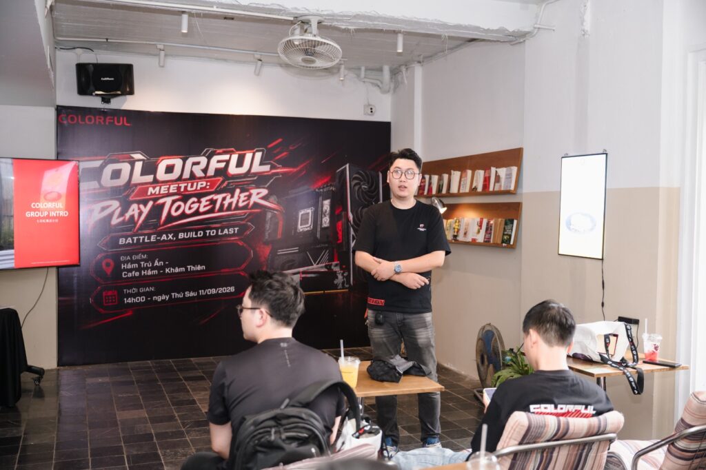 Khách mời dùng bữa và trao đổi sau chương trình COLORFUL Meetup
