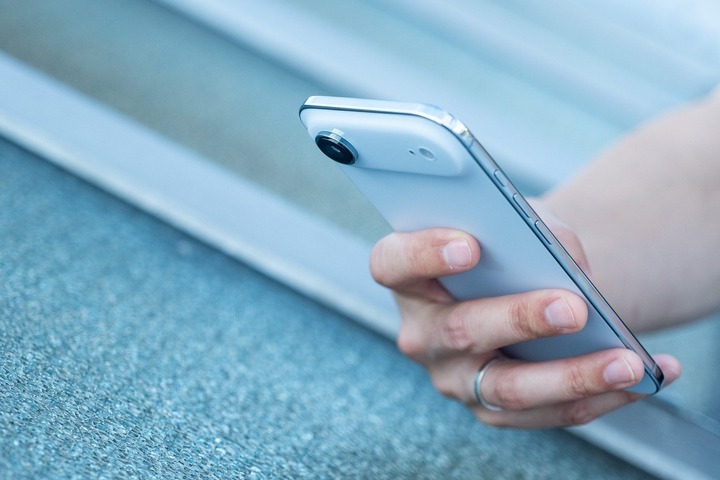 Mẫu iPhone Air 2 với khung titan và màu tím oải hương