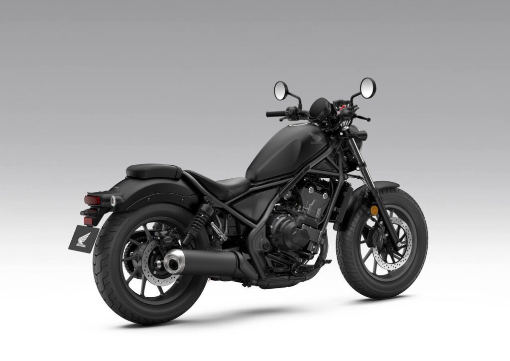Honda Rebel 500 nhìn từ bên hông với yên xe thấp